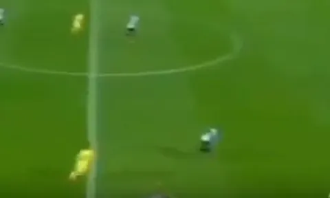 Pha bứt tốc khó tin của Kylian Mbappé trong trận đấu với Angers
