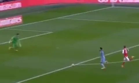 Pha bứt tốc xé nát hàng thủ Arsenal của Kun Aguero