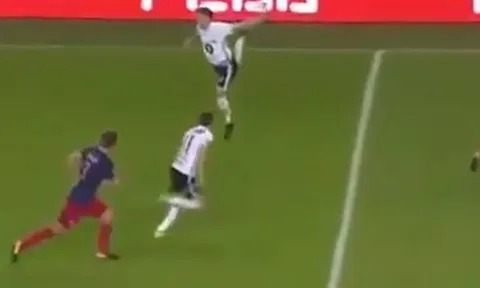Pha chuyền bóng bằng gót trên không của 'Lord' Bendtner cho đồng đội