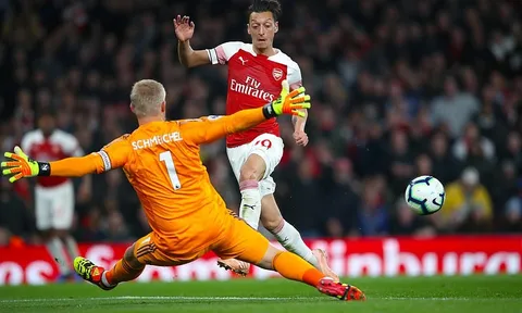 Pha kiến tạo đẳng cấp của Ozil biến hàng thủ Leicester thành trò hề