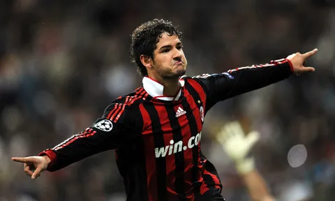 Pha solo ghi bàn đẳng cấp của Alexandre Pato vào lưới Barcelona