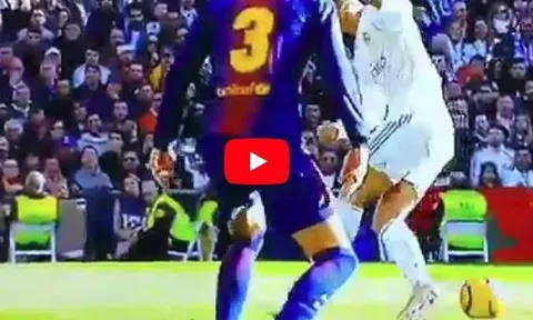 Pha sút hụt bóng không thể tin được của Cristiano Ronaldo vs Barca