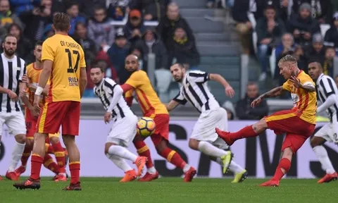 Pha sút phạt suýt khiến Juventus ôm hận trước Benevento