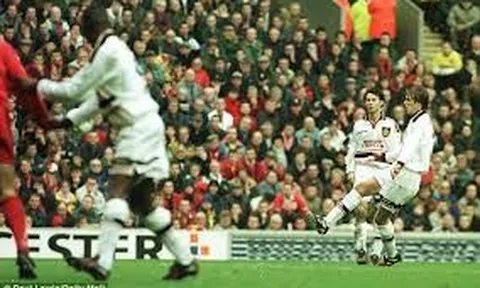 Pha sút phạt tuyệt đẹp của David Beckham vào lưới Liverpool