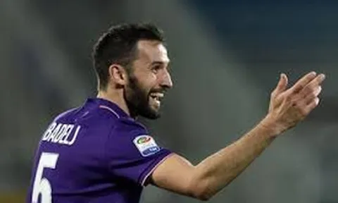 Pha tắc bóng nguy hiểm của Badelj trong trận đấu với Juventus