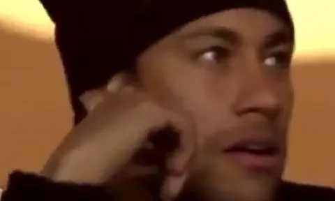 Phản ứng của Neymar khi chứng kiến Cavani liên tục ghi bàn