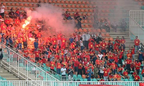 VFF bị AFC phạt vì để CĐV đốt pháo sáng ở ASIAD 2018
