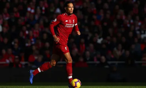 Phát hoảng với pha đá phạt đầu tiên của Van Dijk cho Liverpool