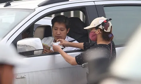 Phe vé chặn xế hộp, tung hoành hét giá 4 triệu/cặp vé