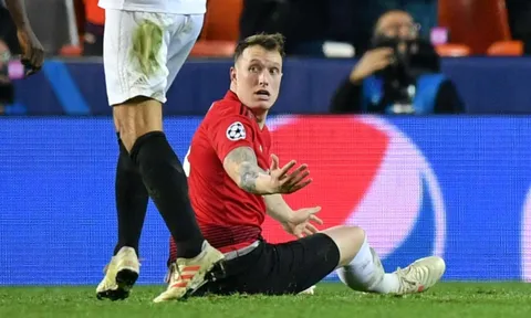 Fan Man Utd phẫn nộ: Cậu ấy chỉ biết phản lưới nhà
