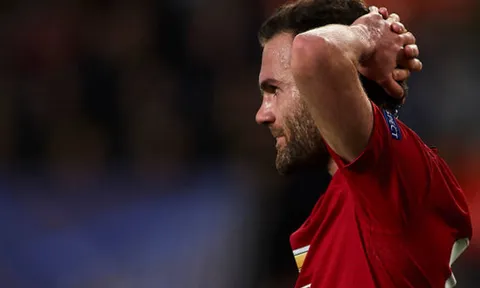Phil Jones phản lưới nhà, Man United 'chạy trốn' ngôi đầu thành công