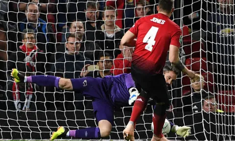 Phil Jones sút hỏng phạt đền và đây là cách Mourinho hành xử với anh
