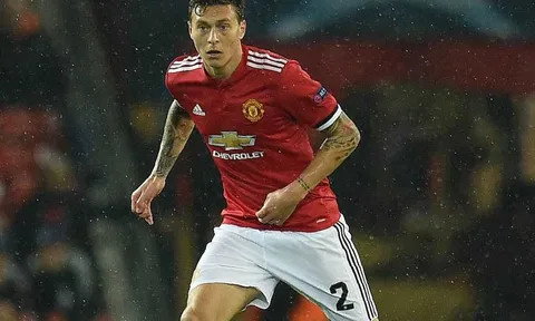 Phil Neville chỉ cho Mourinho cách sử dụng Lindelof