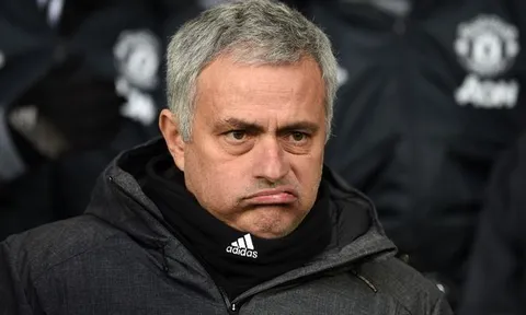 Phong độ sa sút, Man Utd hoãn kế hoạch gia hạn với Mourinho