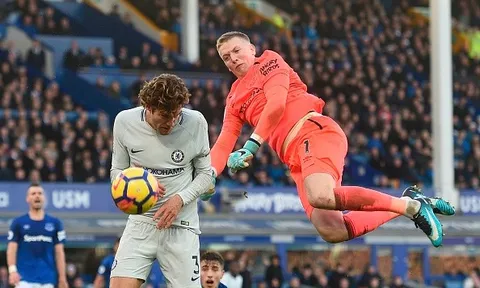 Pickford 'bay như chim', Conte lắc đầu ngao ngán