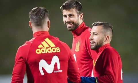 Pique vui vẻ trò chuyện với 'kình địch' trên sân tập