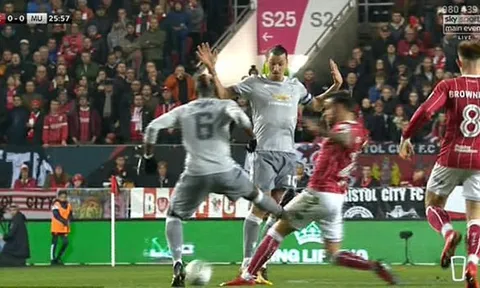 Pogba thoát thẻ đỏ, MU may mắn chỉ thua 1-2