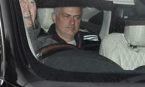 Pogba đăm chiêu, Mourinho nở nụ cười bí ẩn trên đường tới sân tập Man Utd