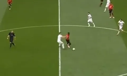 'Pogba đang làm cái quái gì vậy?'