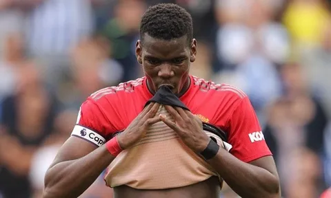 Pogba gây SỐC với pha chuyền bóng... cho biển quảng cáo