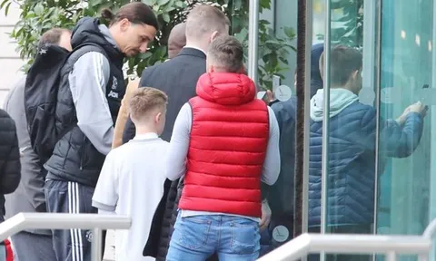 Pogba, Ibra bị người hâm mộ 'bao vây' tại khách sạn Lowry