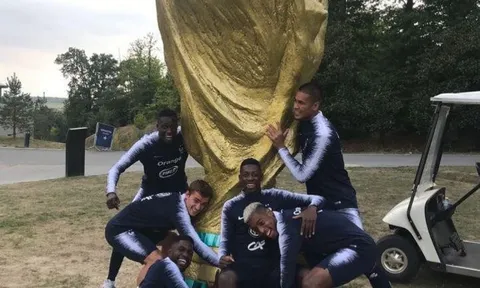 Pogba khoe cúp Vàng cao hơn 5m trong ngày trở lại tuyển