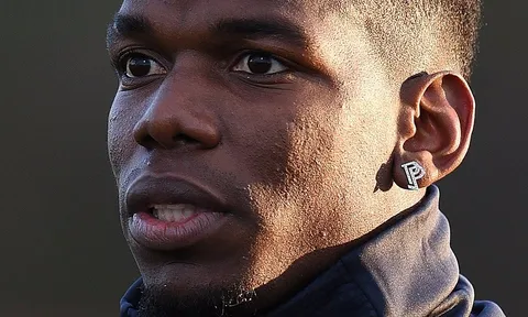 Pogba khoe "đồ chơi" độc trên sân tập
