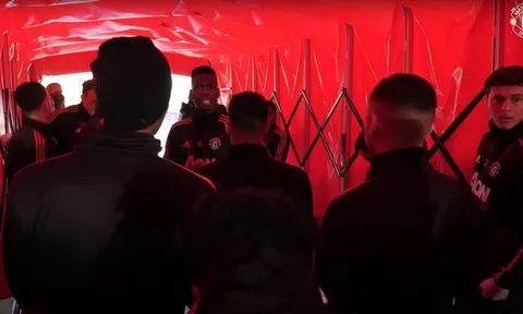 Pogba làm điều khủng khiếp trước khi sút tung lưới Huddersfield 2 lần