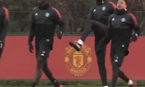 Pogba liên tục tạo không khí trên sân tập của Man Utd