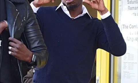 Pogba nhí nhảnh tạo dáng trước truyền thông sau khi nhận án phạt