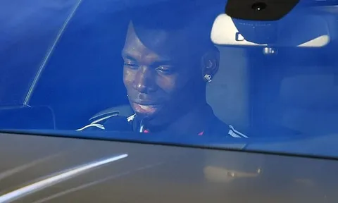 Pogba nở nụ cười bí ẩn trên đường tới sân tập Man Utd