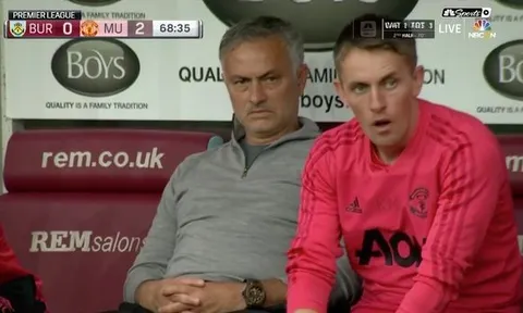 Pogba sút hỏng 11m và đây là biểu cảm khó đỡ của Mourinho