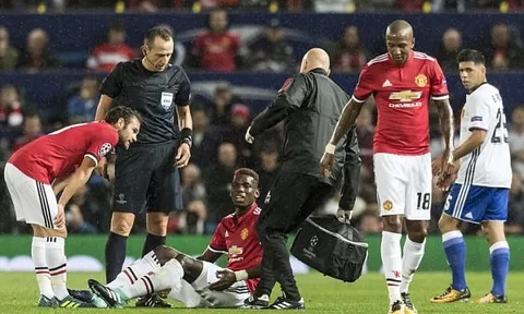 Pogba tập tễnh dùng nạng rời sân Old Trafford