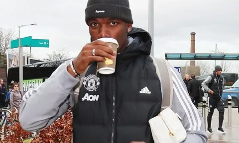 Pogba uống vội nước ấm trên đường đến London