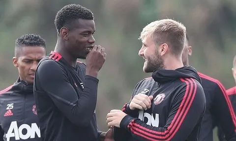Pogba và Mourinho gây choáng với điệu bộ này trên sân tập Man Utd
