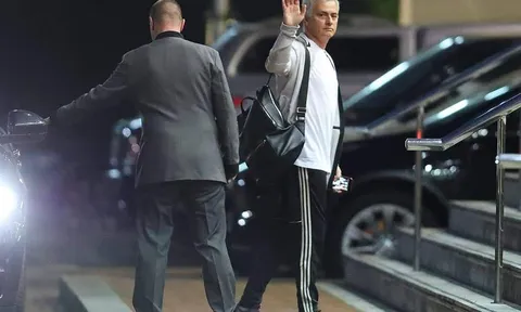 Pogba vắng mặt tại Lowry: Phải chăng Mourinho chơi chiêu?