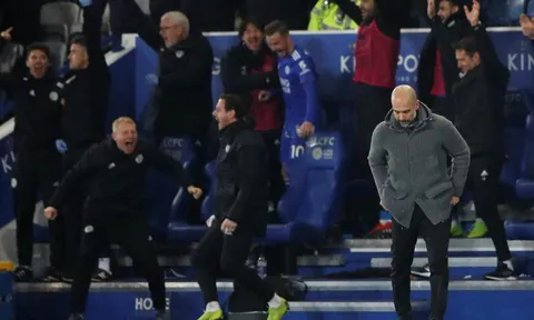 Premier League và 10 khoảnh khắc ấn tượng trong ngày Boxing Day: Nhà Vua cúi đầu