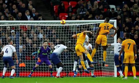'Quái thú' bật cao, hàng phòng ngự Tottenham chết lặng