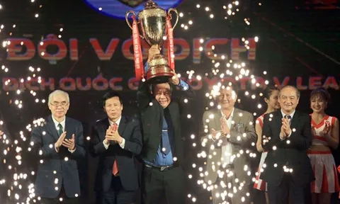 Quảng Nam FC nhận chiếc cúp thứ 2 tại Gala các giải bóng đá chuyên nghiệp QG năm 2017