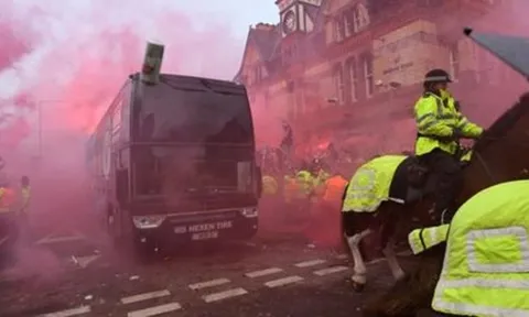 Quay trở lại Liverpool, Pep phát biểu cứng rắn về vấn đề hooligan