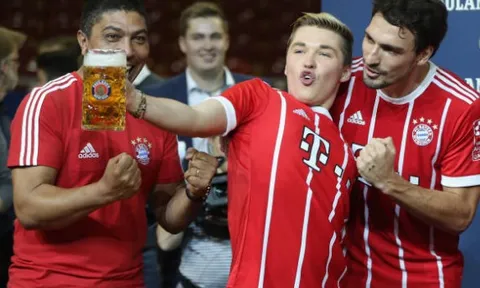 Quên đi thất bại, sao Bayern nâng ly cùng người hâm mộ