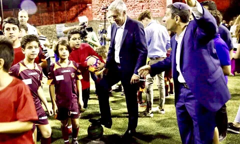 Quên "FC phản thầy", Ancelotti đi làm từ thiện