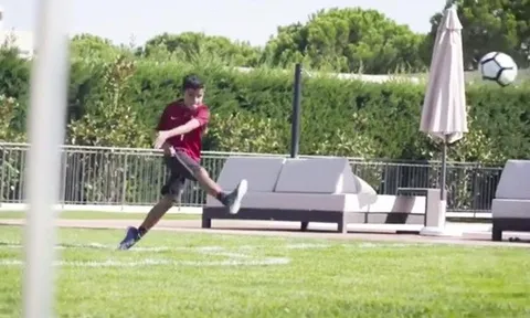 Quý tử nhà Ronaldo lại ghi “siêu phẩm” đá phạt