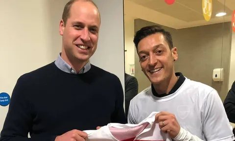 Quyết không cho đồng đội lấy áo, vậy mà Ozil lại tặng cho 'người lạ'