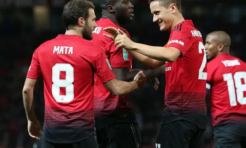 Quyết kích nổ bom tấn, Man Utd đặt công thần lên "bàn tế"