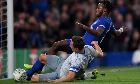 Quyết lấy lại hình ảnh, Batshuayi quả cảm lao vào khung thành cứu thua