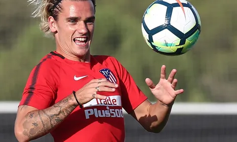 Ra quân không như ý, Griezmann tìm niềm vui trên sân tập