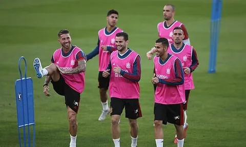 Ramos và dàn cầu thủ Tây Ban Nha diện áo hồng nam tính trên sân tập