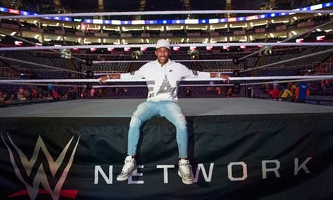 Rảnh rỗi, sao Arsenal sắp chuyển qua làm đô vật Smackdown?
