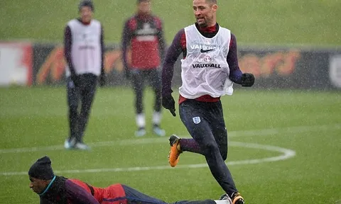 Rashford ngã chổng vó ở buổi tập dưới cơn mưa rào của tuyển Anh
